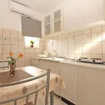 Cozy With Private Outdoor Space Daire Fažana