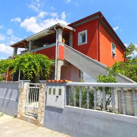 Daire Cozy With Private Outdoor Space Fažana