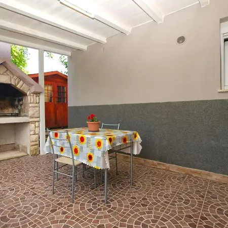 Cozy With Private Outdoor Space Fazana